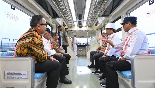 Uji Coba LRT, Presiden: Kereta Nyaman, Cepat, dan Tanpa Masinis
