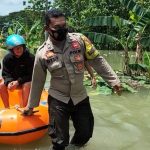 Sungai Lusi Meluap, Polres Grobogan Bantu Evakuasi Warga