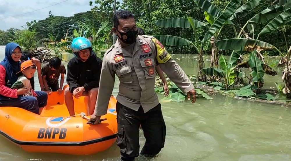 Sungai Lusi Meluap, Polres Grobogan Bantu Evakuasi Warga