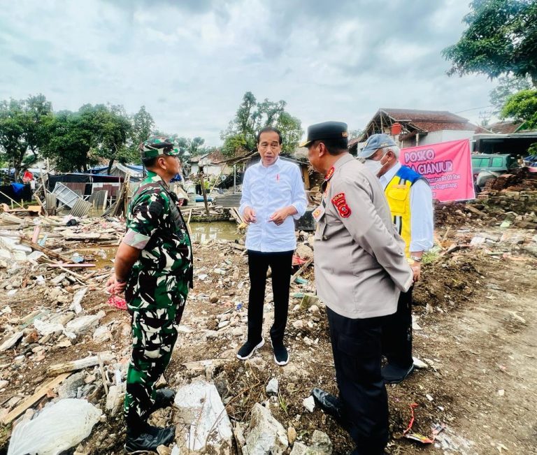 Presiden Berikan Arahan ke Pangdam dan Kapolda: Gerakkan TNI-Polri Bantu Bersihkan Puing
