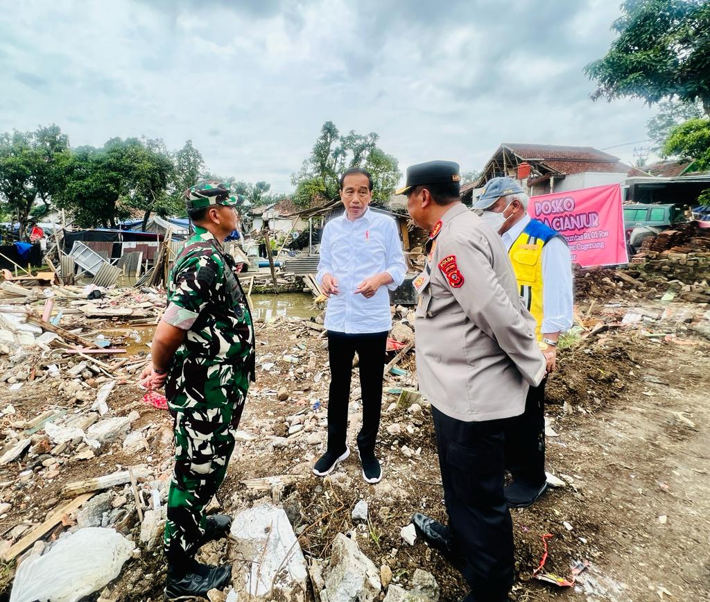 Presiden Berikan Arahan ke Pangdam dan Kapolda: Gerakkan TNI-Polri Bantu Bersihkan Puing