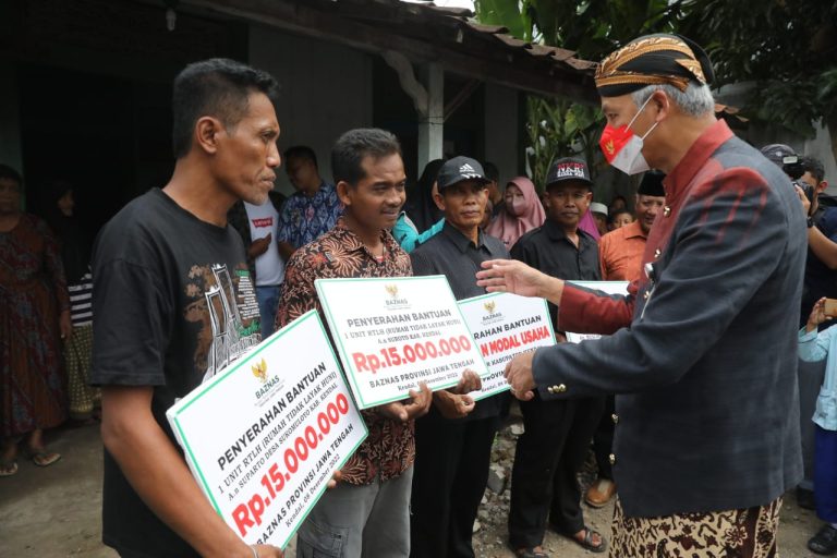 Serahkan Bantuan RTLH, Ganjar Justru Dicurhati Warga