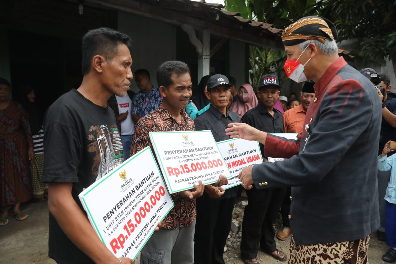 Serahkan Bantuan RTLH, Ganjar Justru Dicurhati Warga