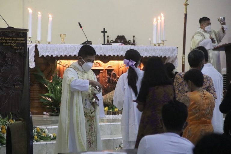 Misa Malam Natal di Gereja Paroki Santo Pius X Blora Berlangsung Khidmat