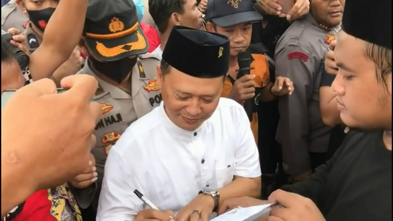 Ratusan Warga Korban Banjir Rob dari Empat Desa di Kecamatan Bonang Geruduk Kantor DPRD Demak