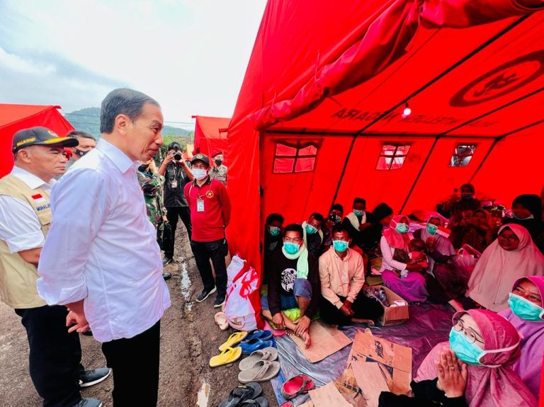 Presiden Tinjau Posko Bencana Gempa Bumi BIN di Desa Cijedil