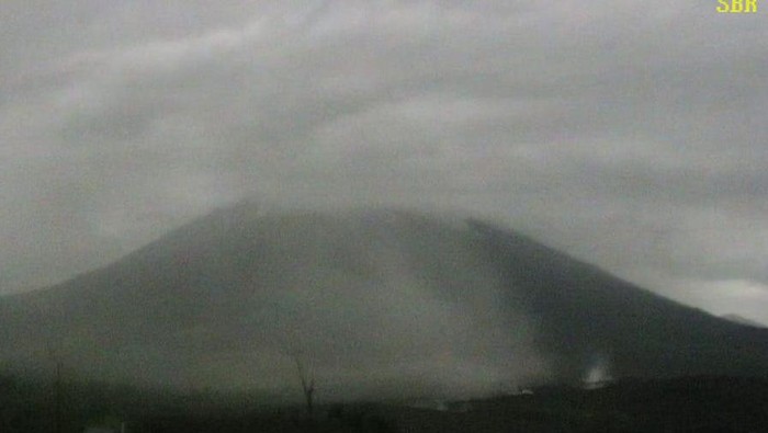 Gunung Semeru Semburkan 24 Letusan pada Jumat Dini Hari