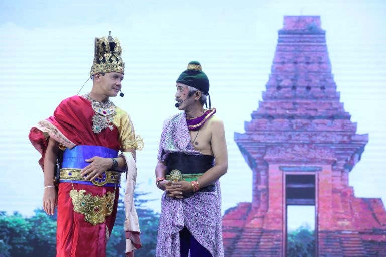 Ganjar Hebohkan Panggung Ketoprak Sumpah Amukti Palapa