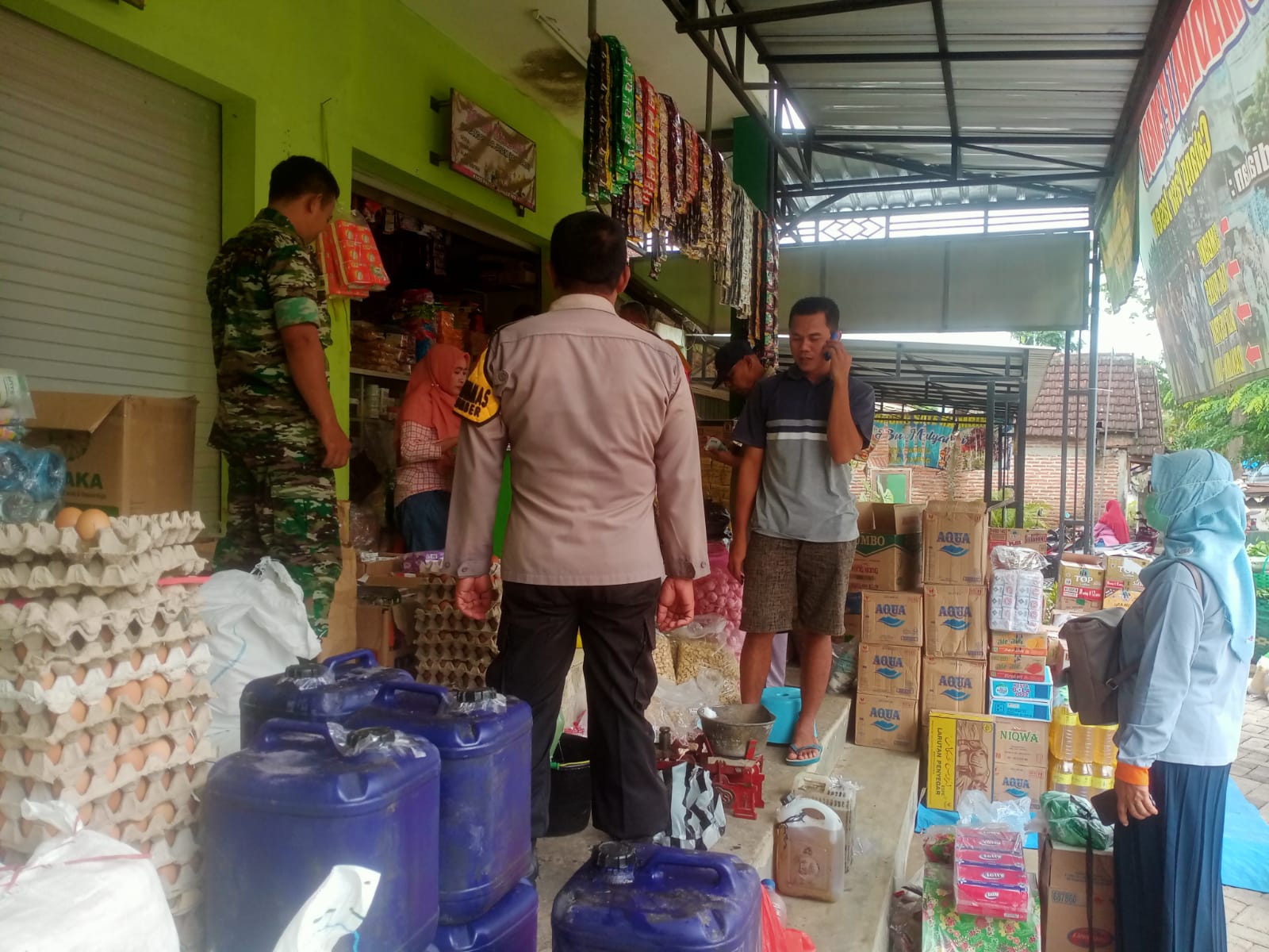 Polsek Sumber Patroli, Cek Harga dan Ketersediaan Sembako di Pasar Nenang