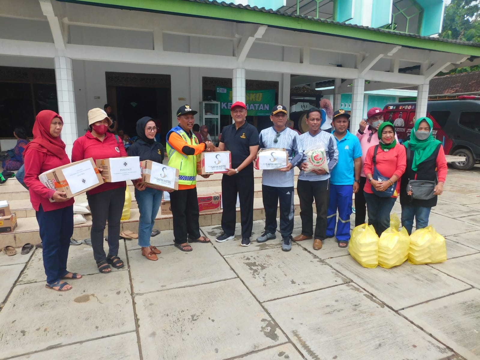 Hotel Safin dan PHRI Bersama Dinporapar Pati Salurkan Bantuan Sembako Kepada Korban Banjir Bandang Desa Sinomwidodo