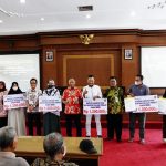 Tiga Ribuan Buruh Tani Tembakau dan Buruh Pabrik Rokok di Pati Terima Bantuan DBHCHT.
