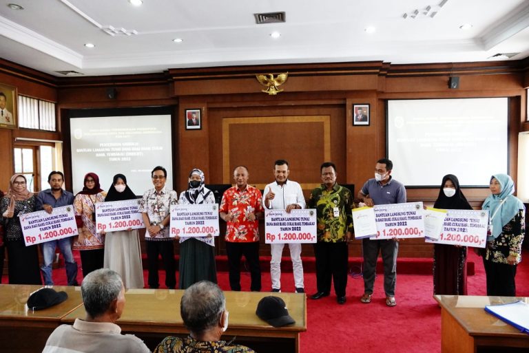 Tiga Ribuan Buruh Tani Tembakau dan Buruh Pabrik Rokok di Pati Terima Bantuan DBHCHT.