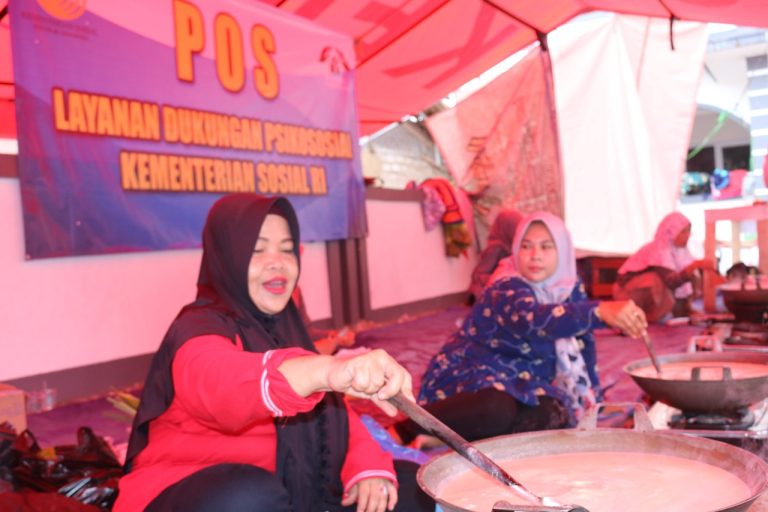 UPT Kemensos Bekali Ibu-ibu Penyintas Gempa Cianjur dengan Keterampilan Memasak