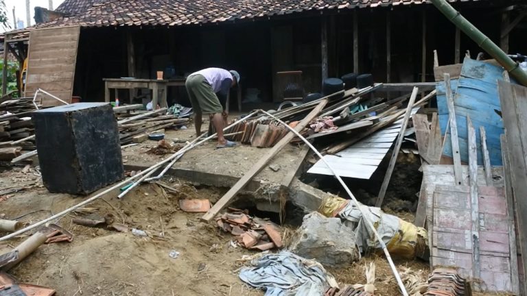 Diguyur Hujan Deras, Dua Rumah Warga Desa Pendem Ngaringan Amblas