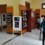 Para anggota PWI Kudus tengah mempersiapkan Pameran Foto Jurnalistik "Bingkai Kota"