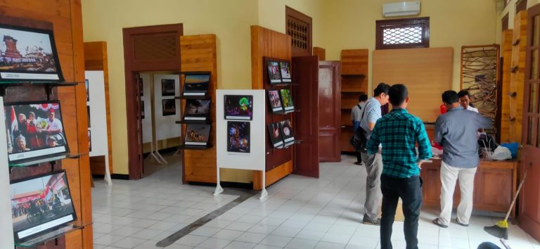 Para anggota PWI Kudus tengah mempersiapkan Pameran Foto Jurnalistik "Bingkai Kota"