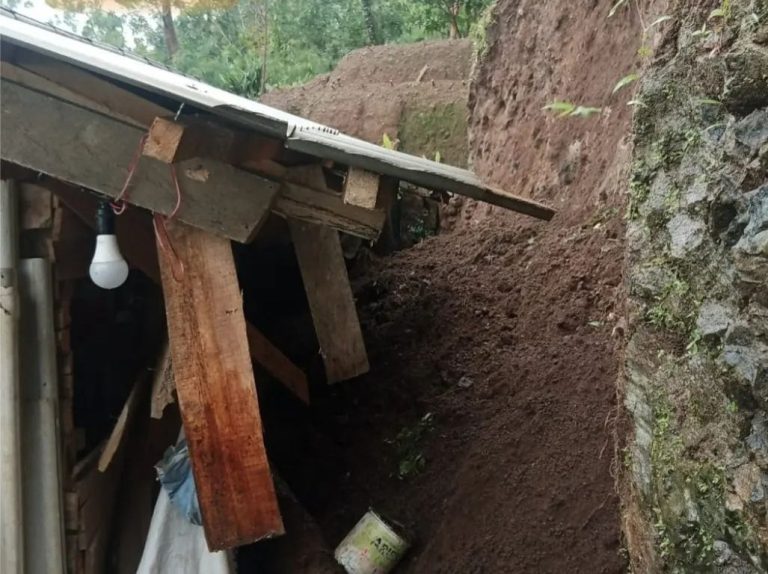 Hujan Deras Sebabkan Tanah Longsor di Dukuh Kambangan Desa Menawan
