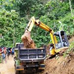 Tanah Longsor Sempat Tutup Akses Jalan Desa Rahtawu