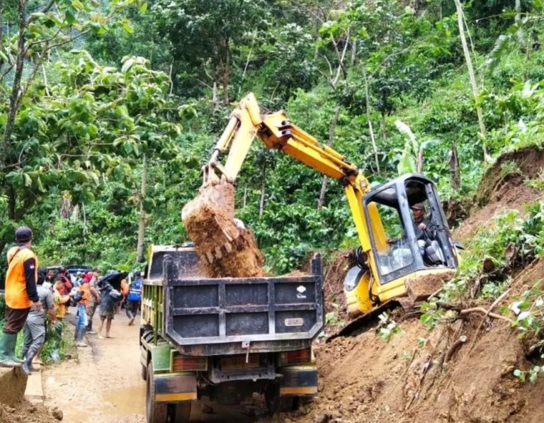 Tanah Longsor Sempat Tutup Akses Jalan Desa Rahtawu