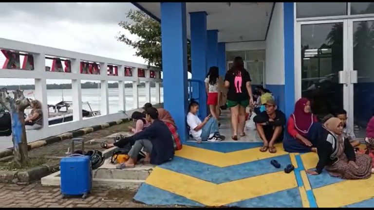 KM Kelimutu Terlambat Empat Jam Jemput Wisatawan yang Terjebak di Karimunjawa