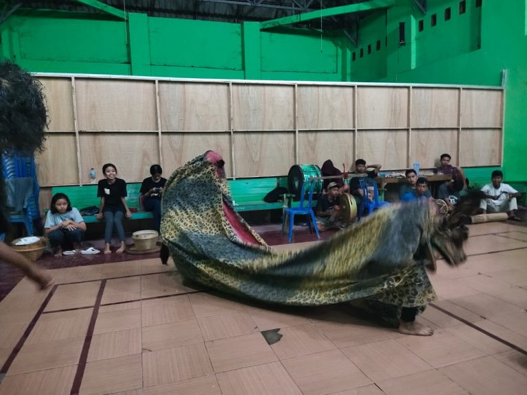 “Ritus Operasi Bocor” Teater Kubur, Sambangi Teater Gong di Gabus Pati