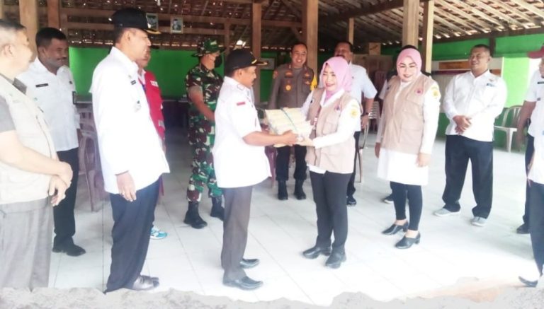 Pemkab dan BPBD Beri Bantuan Korban Banjir Bandang di Kecamatan Geyer