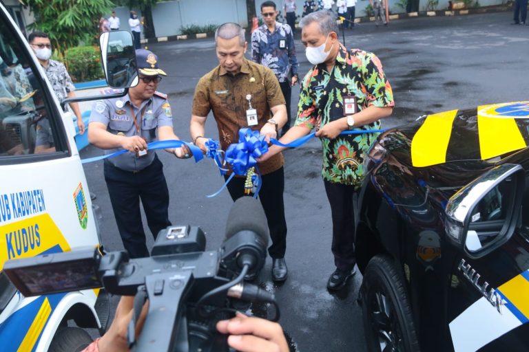 Pemkab Serahkan Dua Kendaraan Operasional kepada Dishub Kudus