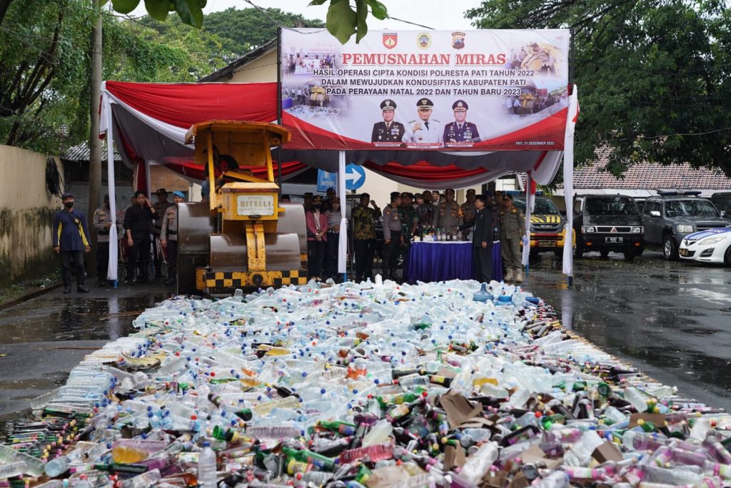 Polresta Pati Musnahkan Puluhan Ribu Botol Miras