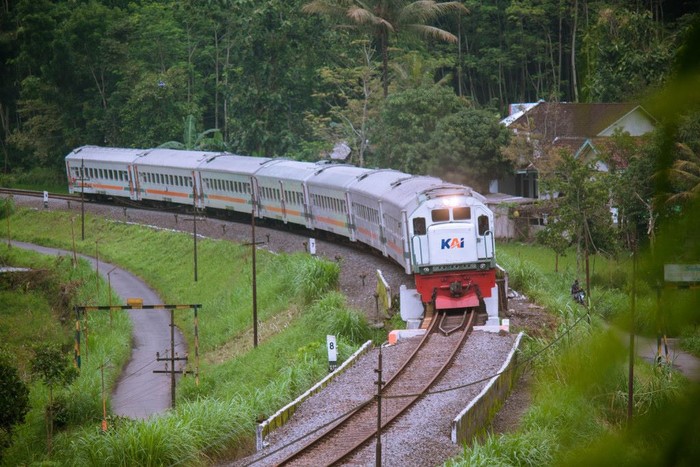 PT KAI Tegaskan Ada Ancaman Pidana Kurungan dan Denda bagi yang Beraktivitas di Sekitar Rel Kereta