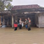 Bhabinkamtibmas Bagikan Nasi untuk Warga Terdampak Banjir