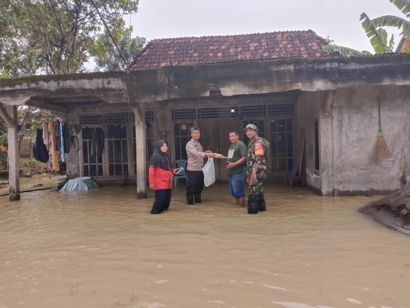 Bhabinkamtibmas Bagikan Nasi untuk Warga Terdampak Banjir