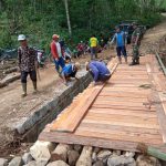 Babinsa Watumalang Bersama Masyarakat Perbaiki Jembatan Longsor