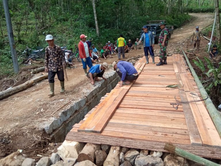 Babinsa Watumalang Bersama Masyarakat Perbaiki Jembatan Longsor