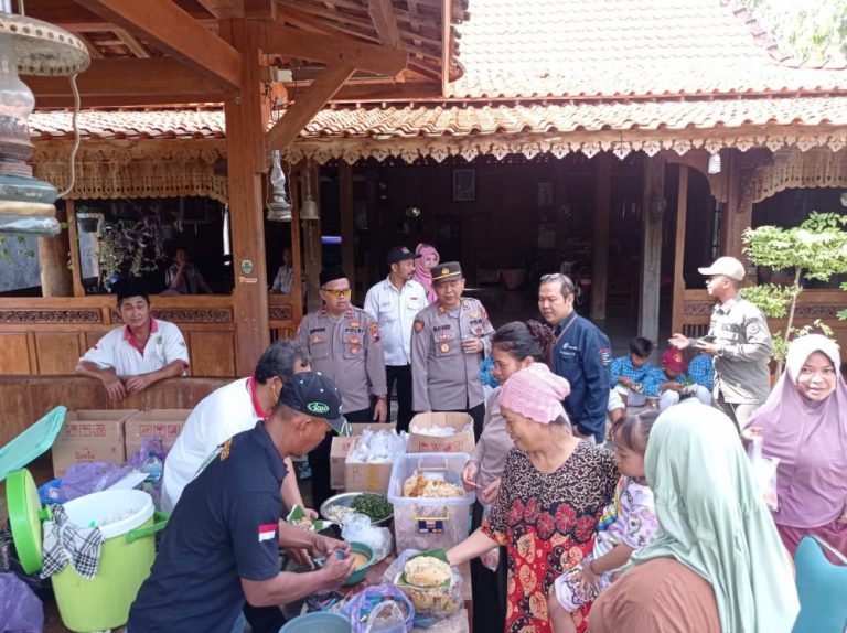 Polsek Klambu Sediakan Makanan Bagi Warga Terdampak Banjir