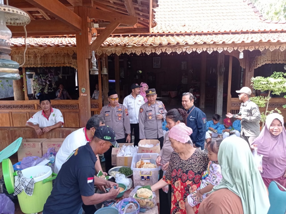 Polsek Klambu Sediakan Makanan Bagi Warga Terdampak Banjir