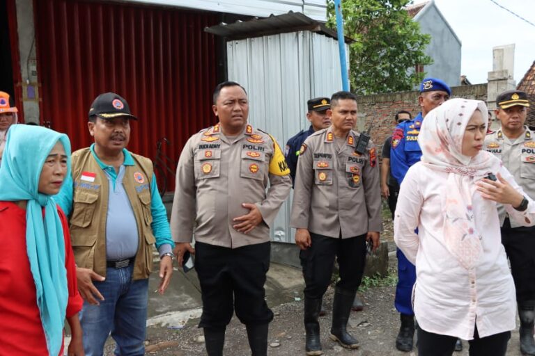 Banjir, Bupati dan Kapolres Demak Datangi Tempat Pengungsian