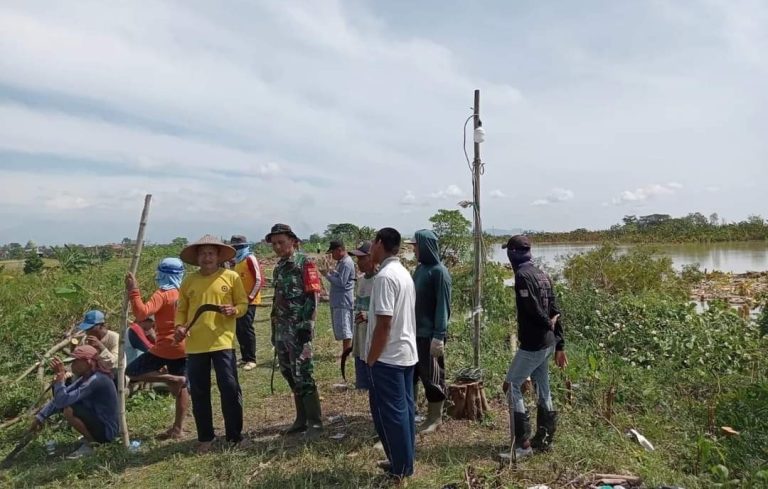 Warga Kerja Bakti Bersihkan Sampah di Aliran Sungai Wulan