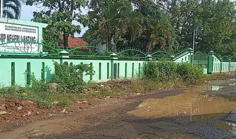 Jalan ke Sekolah Rusak Parah, Warga Minta Segera Ada Perbaikan