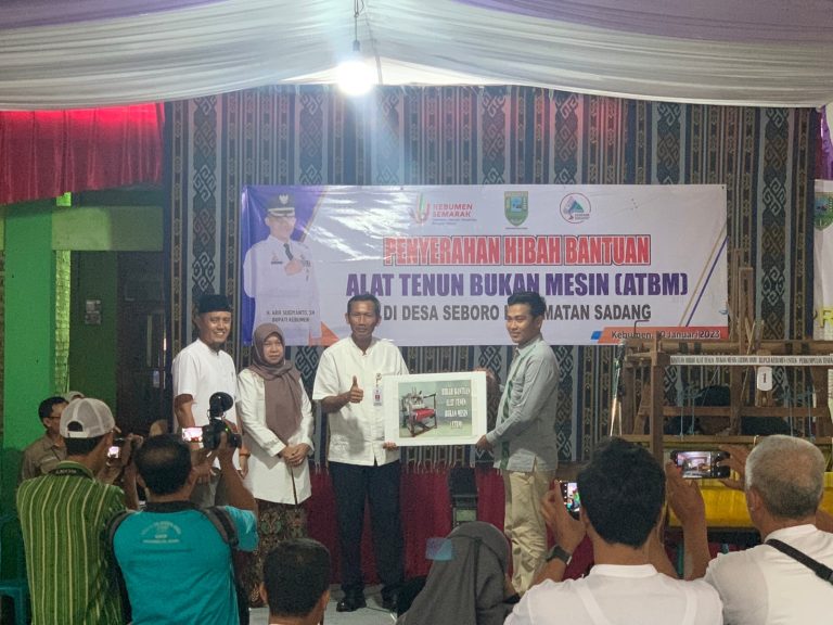 Pemkab Beri Hibah 5 Mesin Tenun kepada Perajin Seboro