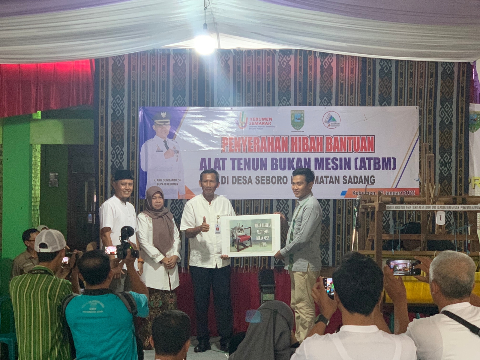 Pemkab Beri Hibah 5 Mesin Tenun kepada Perajin Seboro