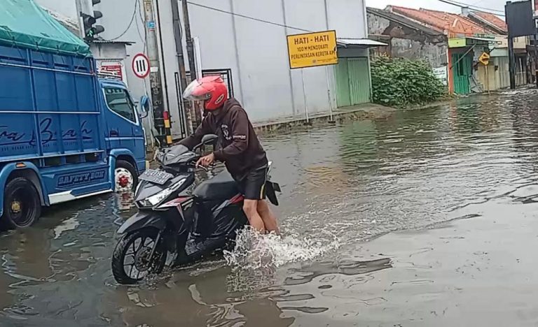 Diguyur Hujan Tiga Jam, Jalur Pantura Batang Tergenang Banjir
