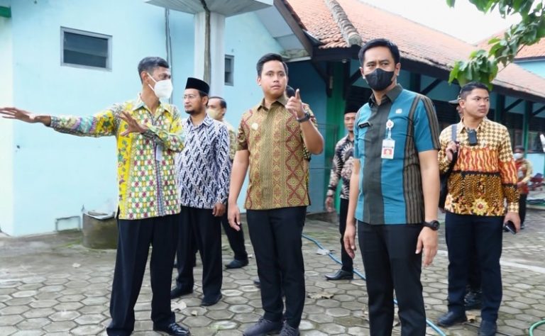 Tinjau Sekolah Terdampak Banjir, Bupati Janji Segera Memperbaiki