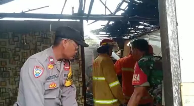 Ditinggal Jemput Cucu Sekolah, Sebuah Rumah di Desa Depok Terbakar