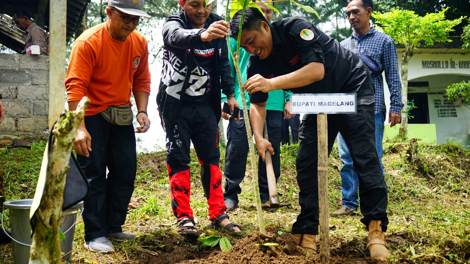 Akhir Tahun, Bupati Tanam Ribuan Bibit Pohon untuk Jaga Konservasi
