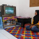 Buruh Roti Ini Makin Nyaman, Usai Rumahnya Dibedah dan Dilengkapi Sambungan Listrik