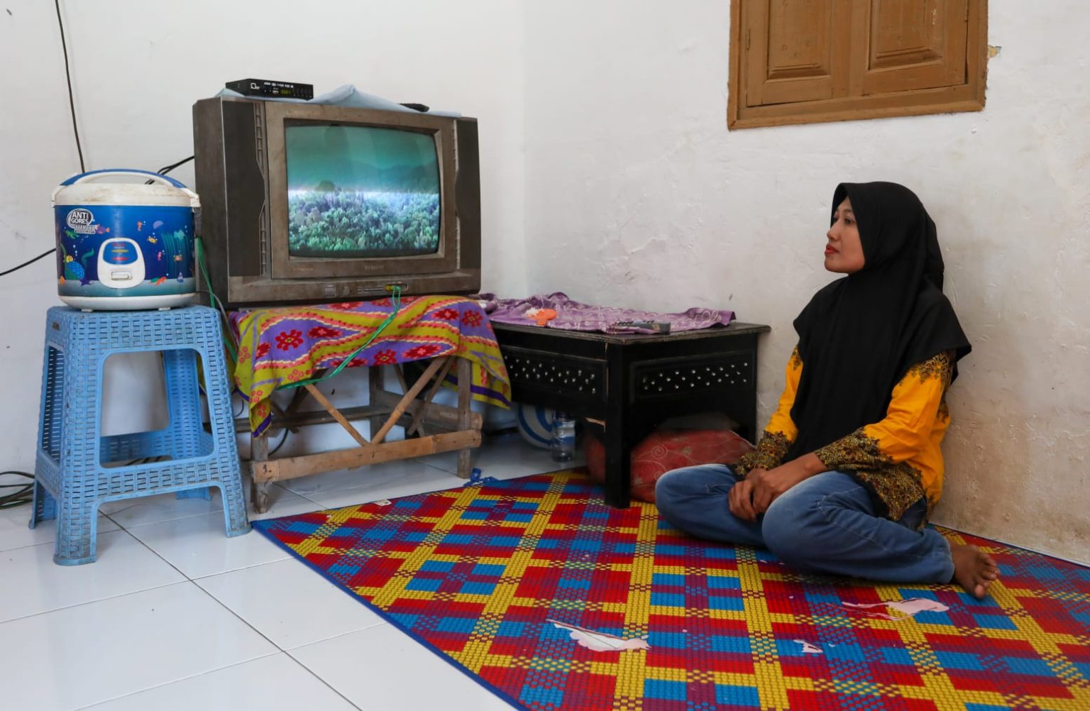 Buruh Roti Ini Makin Nyaman, Usai Rumahnya Dibedah dan Dilengkapi Sambungan Listrik