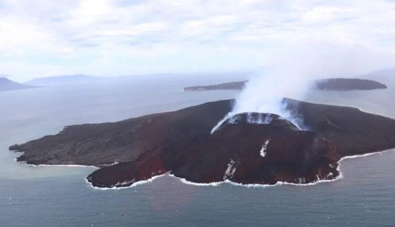 Berstatus Siaga Level III, Gunung Anak Krakatau Kembali Erupsi