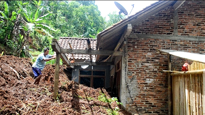 Tanah Longsor Menerjang, Rumah Empat Warga Salaman Rusak