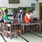 Masjid Kebanjiran, Warga Desa Prampelan Shalat di Atas Meja