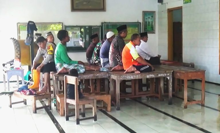 Masjid Kebanjiran, Warga Desa Prampelan Shalat di Atas Meja